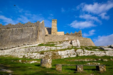 Cashel Kayası Şatosu ya da Kings 'in Cashel' i ve İrlanda 'nın Cashel şehrindeki St. Patrick Rock. Mavi gökyüzü ile güneşli güzel bir hava. 