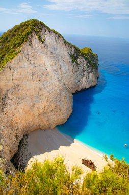 Yunanistan 'ın Zakynthos adasındaki Navagio sahil körfezi ve gemi enkazı. Güzel mavi turkuaz su.