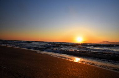 Kos adasının sahilinde gün batımı