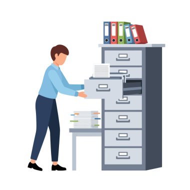 Ofiste evrak dolduran profesyonel bir işçi. Organizasyon için dolap dolduruyor.