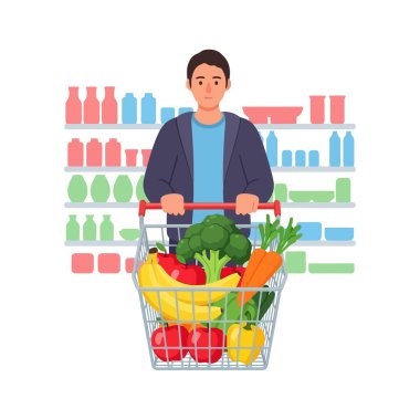 Taze meyve ve sebzelerle dolu alışveriş arabasını iten adam.