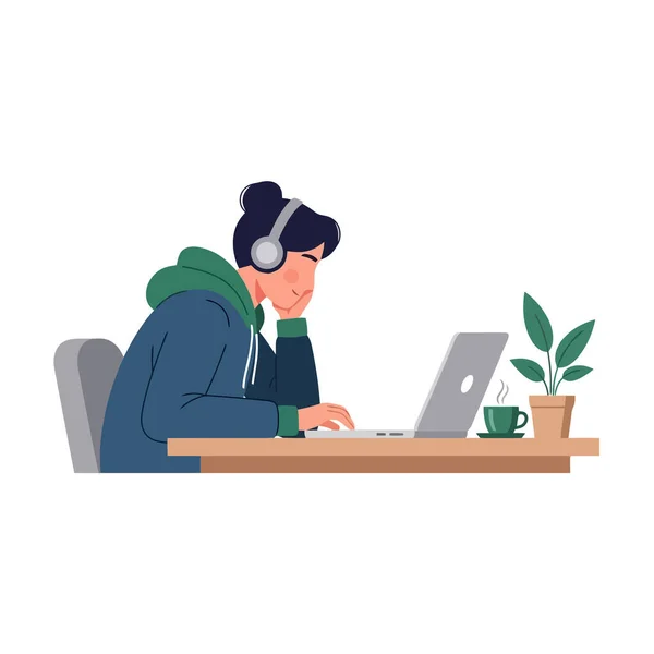 Genç adam ev ofisinde dizüstü bilgisayar ve kahveyle uzaktan çalışıyor.