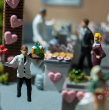 Garsonun elleri dolu.