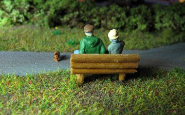  Emekli çift bankta mola veriyor.
