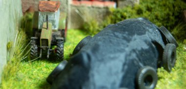 Traktör eski ahırda duruyor.