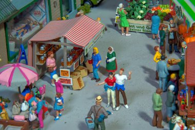 Burada sebze, bal ve reçel bile alabilirsin.