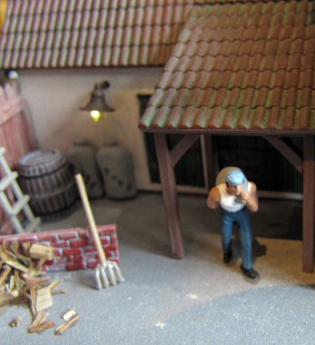 Adam ağır bir çuval giymek zorunda.