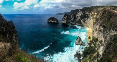 Elmas Plajı Nusa Penida Güneşli bir günde Uçurumdan alınan dalgalarla