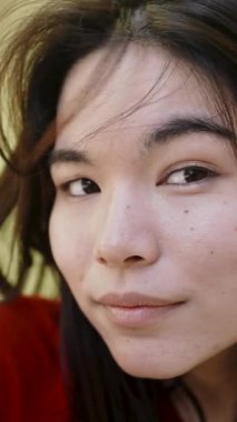 Genç Japon kadın farklı duyguları ifade ediyor ve farklı yüz ifadeleri takınıyor. 