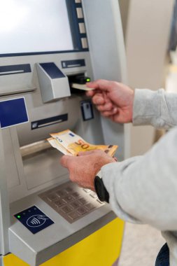 Kişisel kredi kartı kullanarak otomatik veznedardan avro para çekmek