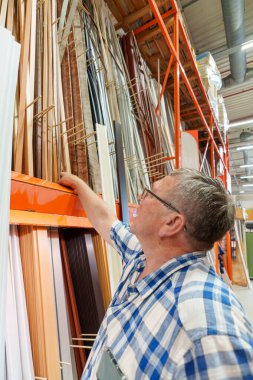 Emekli İspanyol son sınıf öğrencisi 2 numaralı evi yenilemek için malzeme alıyor.