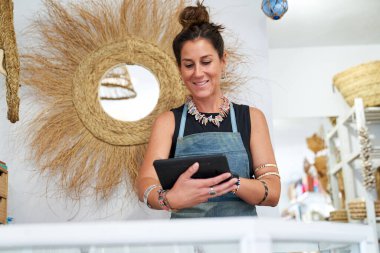 Önlüklü genç, güzel bir zanaatkar atölyede. 