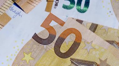 Mali bağlantı ve ekonomik tasarımı temsil eden 50 avroluk banknotların yer aldığı para kalıbı