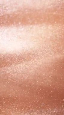 Gül sarısı parçacıklar yavaşça sürükleniyorlar, yumuşak bulanık arka plana karşı narin zarafetle ışıldıyorlar. Lüks ve cazibeyi işaret ediyorlar.