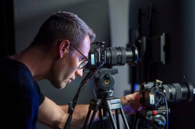 Olgun Erkek Kamera Operatörü Bir TV Stüdyosunda Canlı Yayın sırasında Kameraları Ayarlıyor, Yan Görünüm