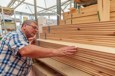 Son sınıf öğrencisi dükkandan odun seçiyor. 