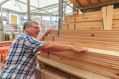 Son sınıf öğrencisi hırdavatçıda kereste seçiyor.