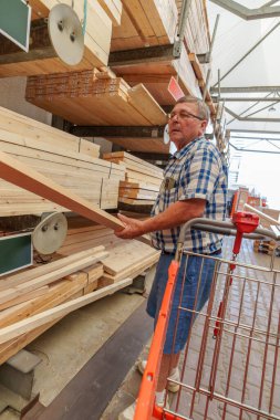 Son sınıf öğrencisi Hırdavatçı Dükkanından Alışveriş Arabası ile Kereste Seçiyor
