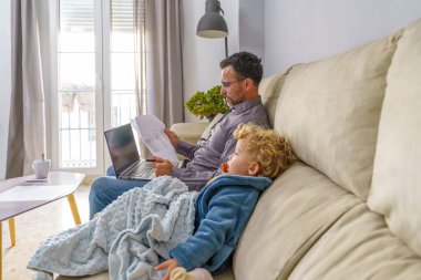Baba çoklu görev, uzaktan çalışan ateşli çocuk emzirirken, mesleki sorumlulukları dengelemek aile bakımı ile birlikte