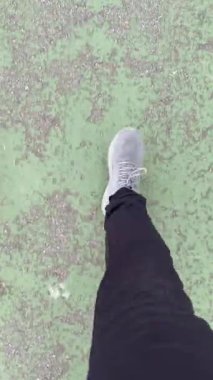 Yoğun eğitim sırasında yeşil yüzeyi aşan atletik ayaklar güçlü adımlar ve fitness bağlılığı sergiliyor.