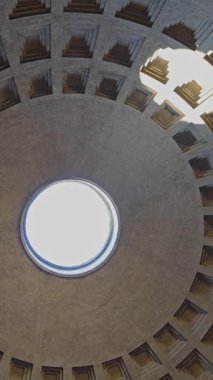 Güneş ışığı, Roma mühendisliğinin kayda değer bir başarısı olan Oculus aracılığıyla Pantheon 'un içini aydınlatır.