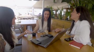 İçki içerek iletişim kuran profesyonel iş kadınları, öğle vakti restoran toplantılarında ortak başarının tadını çıkarıyorlar, iş arkadaşlığını ön plana çıkarıyorlar ve mesleki başarılarını paylaşıyorlar.