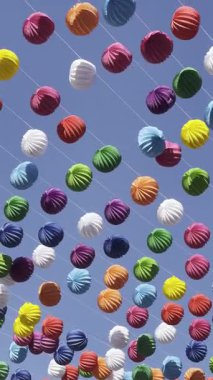 Mavi gökyüzüne karşı renkli çelenkler