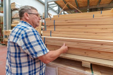 Son sınıf öğrencisi hırdavatçıda kereste seçiyor.