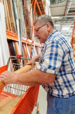 Son sınıf öğrencisi, Hırdavatçıda Tahta Tahta Tahta Tahta Tahta Seçiyor