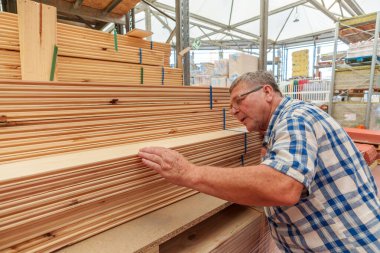 Son sınıf öğrencisi hırdavatçıda kereste seçiyor.