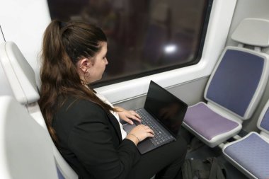 Trenle Seyahat Ederken Dizüstü Bilgisayarda Çalışan Genç İş Kadını