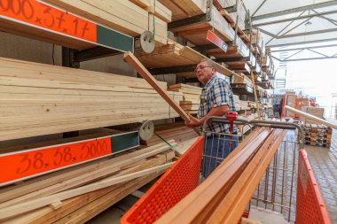 Son sınıf öğrencisi Hırdavatçı Dükkanından Alışveriş Arabası ile Kereste Seçiyor