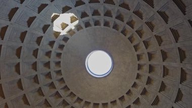 Parlak güneş ışığı dairesel oktulustan yayılıyor, antik Pantheon 'un görkemli iç dünyasını dramatik mimari dehasıyla aydınlatıyor.
