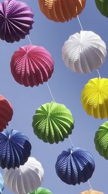 Mavi gökyüzüne karşı renkli çelenkler