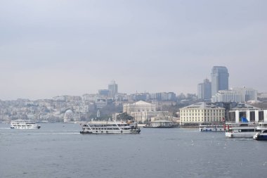 Sürat tekneleri İstanbul mimarisinin arka planına karşı limana giriyor