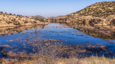 Kurak mevsimde orta Namibya 'nın çorak arazisi. Namibya, Güney Afrika 'nın batı kıyısında bir ülkedir..