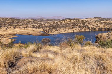 Kurak mevsimde orta Namibya 'nın çorak arazisi. Namibya, Güney Afrika 'nın batı kıyısında bir ülkedir..