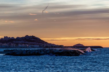Marsilya 'da gün batımında deniz kenarında. Marsilya, Fransa' nın Bouches-du-Rhne ilinin ili ve Akdeniz kıyısında yer alan Provence-Alpes-Cte d 'Azur bölgesinin başkentidir..