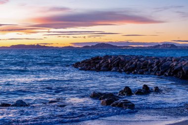Marsilya 'da gün batımında deniz kenarında. Marsilya, Fransa' nın Bouches-du-Rhne ilinin ili ve Akdeniz kıyısında yer alan Provence-Alpes-Cte d 'Azur bölgesinin başkentidir..