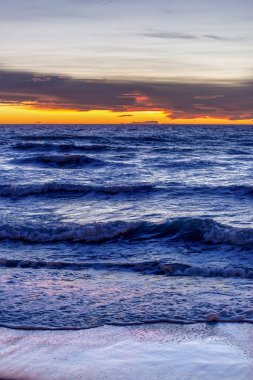 Marsilya 'da gün batımında deniz kenarında. Marsilya, Fransa' nın Bouches-du-Rhne ilinin ili ve Akdeniz kıyısında yer alan Provence-Alpes-Cte d 'Azur bölgesinin başkentidir..