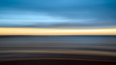 Marsilya 'da gün batımında deniz kenarında. Marsilya, Fransa' nın Bouches-du-Rhne ilinin ili ve Akdeniz kıyısında yer alan Provence-Alpes-Cte d 'Azur bölgesinin başkentidir..