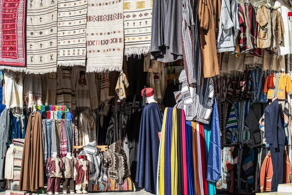 Tozeur, Atlas Dağları ve Sahra Çölü 'nün kıyısında bulunan bir Tunus şehridir..