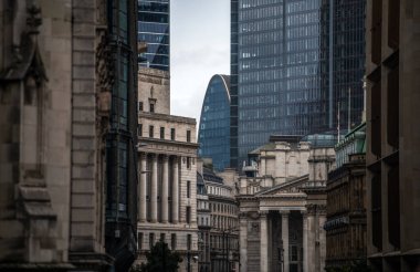 Londra, Birleşik Krallık - 14 Ekim 2022 - Londra, İngiltere 'de tarihi ve modern binaların yan yana dizilişini yakalayan editoryal seyahat fotoğrafçılığı, şehrin gelişen silueti, mimari mirası ve kentsel kültürü vurguluyor..