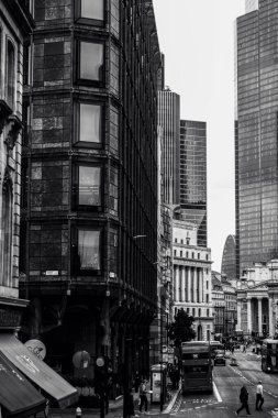 Londra, Birleşik Krallık - 14 Ekim 2022 - Londra, İngiltere 'de tarihi ve modern binaların yan yana dizilişini yakalayan editoryal seyahat fotoğrafçılığı, şehrin gelişen silueti, mimari mirası ve kentsel kültürü vurguluyor..