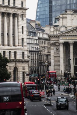 Londra, Birleşik Krallık - 14 Ekim 2022 - Londra, İngiltere 'de tarihi ve modern binaların yan yana dizilişini yakalayan editoryal seyahat fotoğrafçılığı, şehrin gelişen silueti, mimari mirası ve kentsel kültürü vurguluyor..