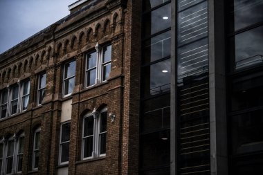 Londra, Birleşik Krallık - 14 Ekim 2022 - Londra, İngiltere 'de tarihi ve modern binaların yan yana dizilişini yakalayan editoryal seyahat fotoğrafçılığı, şehrin gelişen silueti, mimari mirası ve kentsel kültürü vurguluyor..