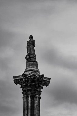 Londra, İngiltere - 14 Ekim 2022 - Nelson Sütununun tepesindeki Amiral Lord Nelson 'un heykeli, Trafalgar Meydanı' ndaki bir anıt, Edward Hodges Baily, 1843