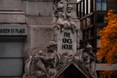 Londra, Birleşik Krallık - 14 Ekim 2022 - Frank Lynn Jenkins 'in 5 Kings House giriş heykelleri, 1911, Yukarı Thames Caddesi ve Queen Caddesi' nin köşesi