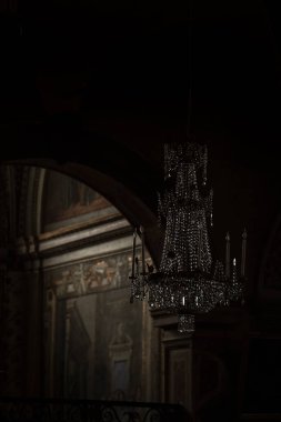 Roma, İtalya - 11 Aralık 2023: Aracoeli 'deki Santa Maria Bazilikası, Roma' nın zengin mimari tarzı ve dini mirasını vurguluyor..