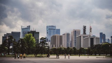 Toyos 'un ufuk çizgisini, modern geometriyi ve minimalist tasarımı, sergilenen yeniliği ve kentsel güzelliği yakalayan güzel sanatlar mimarisi fotoğrafçılığı.